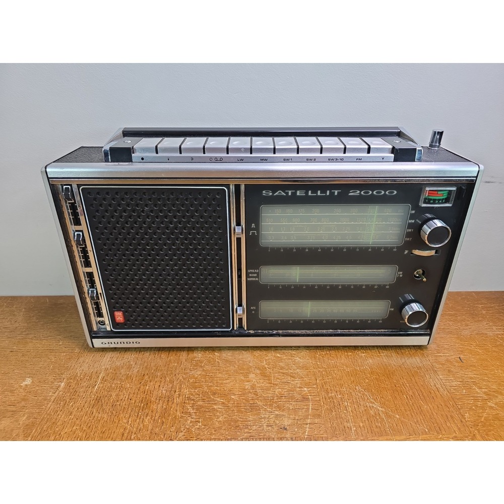 Grundig Satellit 2000 Transistor Radio - Partially Tested - FM Works Well